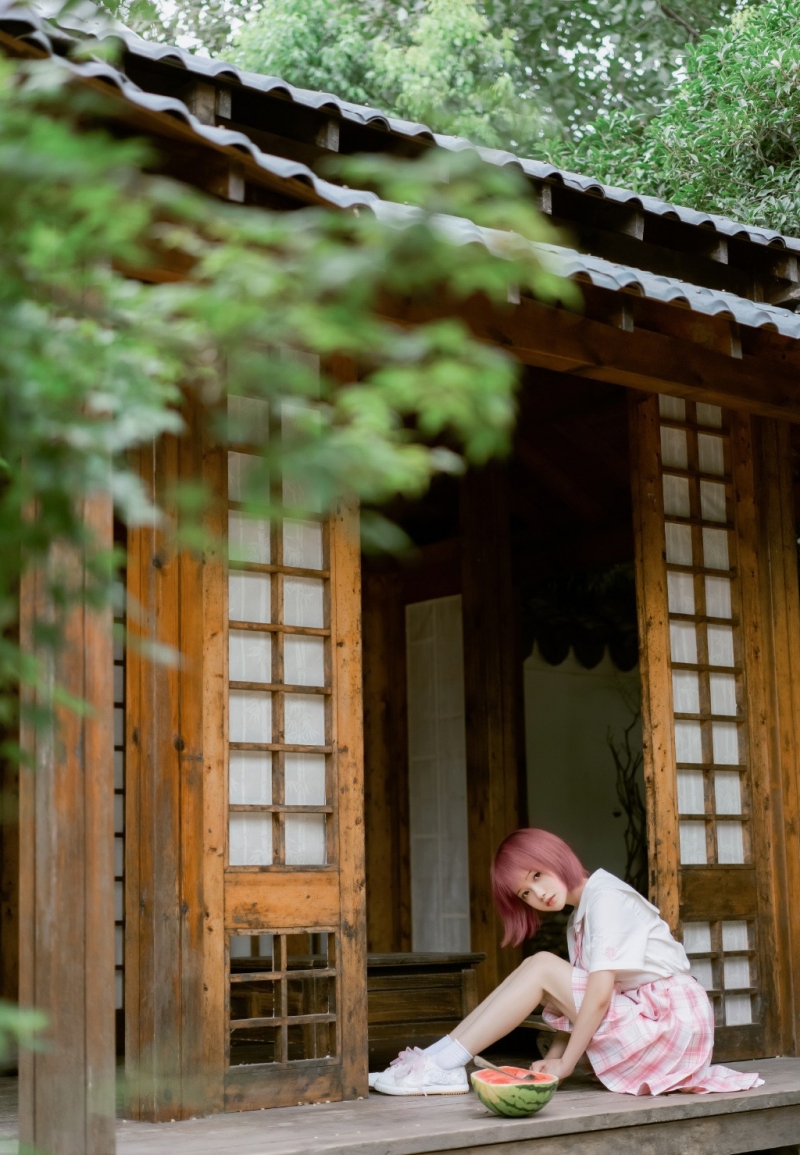 非主流短发美女jk制服户外写真  第5张