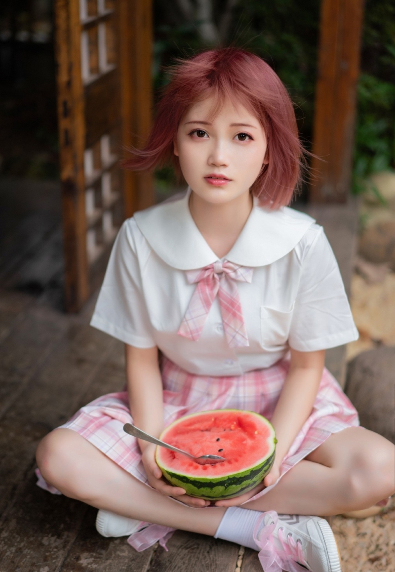 非主流短发美女jk制服户外写真  第6张