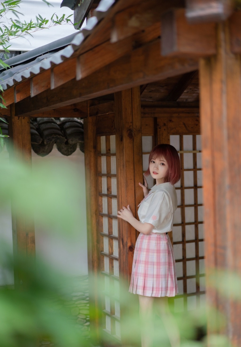 非主流短发美女jk制服户外写真  第7张