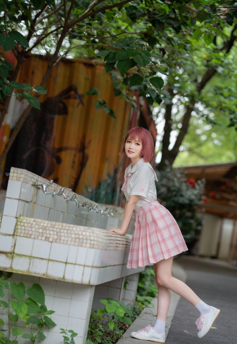 非主流短发美女jk制服户外写真  第10张