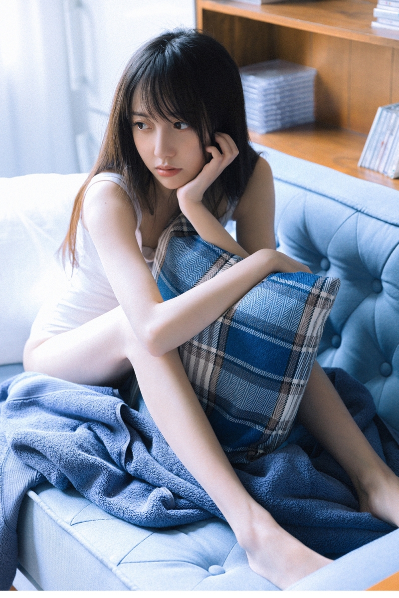 吊带连体衣美眉光滑牛奶肌写真  第3张