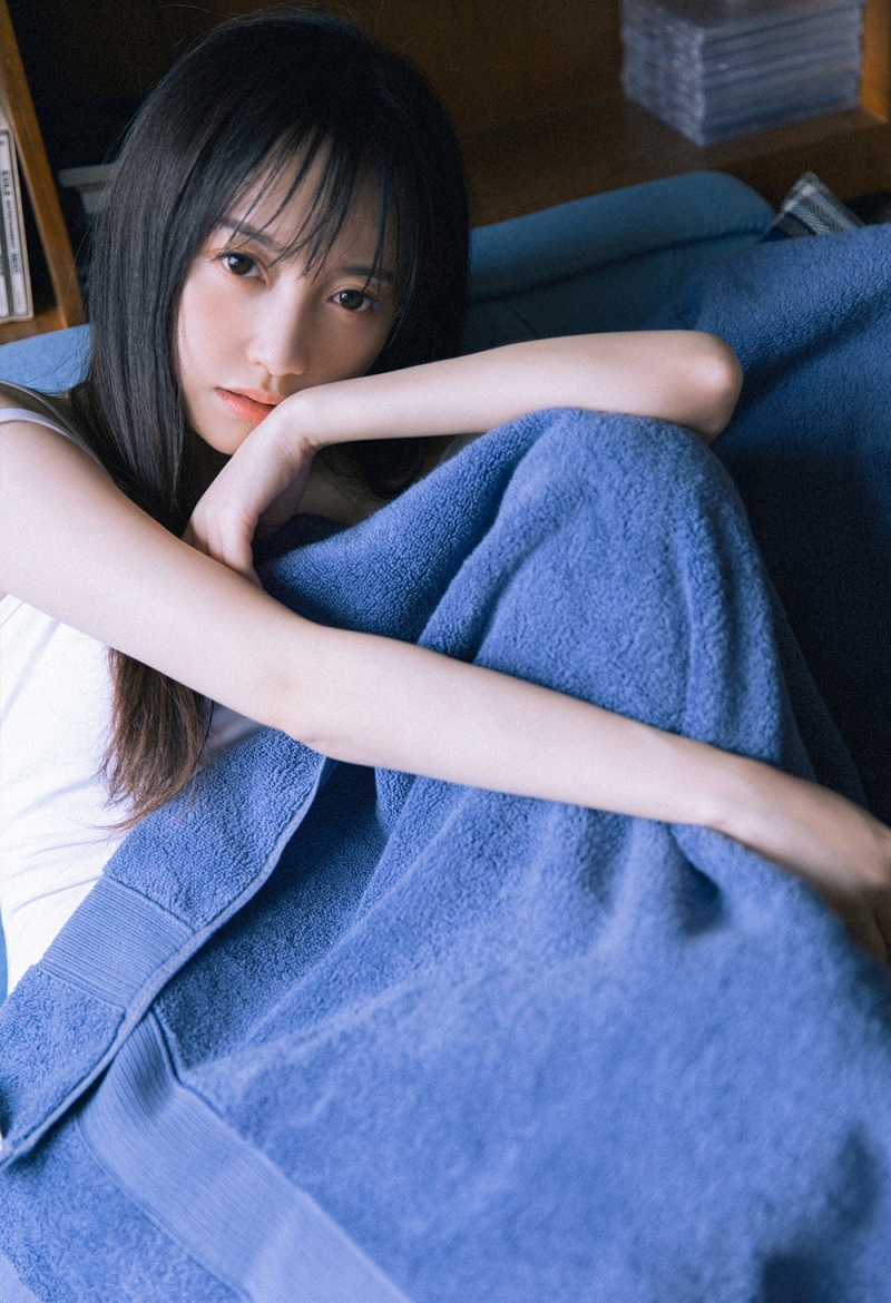 吊带连体衣美眉光滑牛奶肌写真  第4张