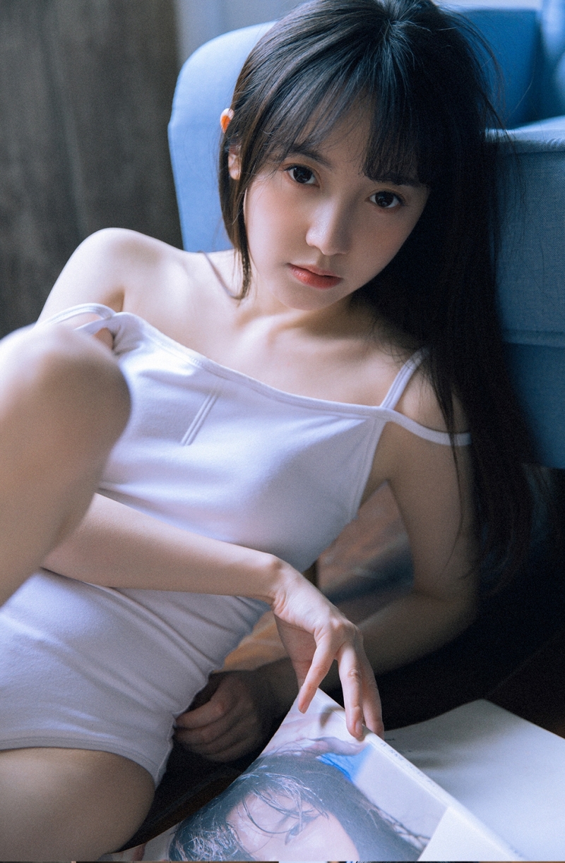 吊带连体衣美眉光滑牛奶肌写真  第8张