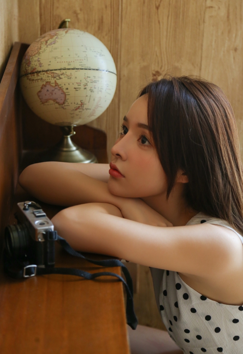 文艺范美少女长发披肩居家写真  第1张