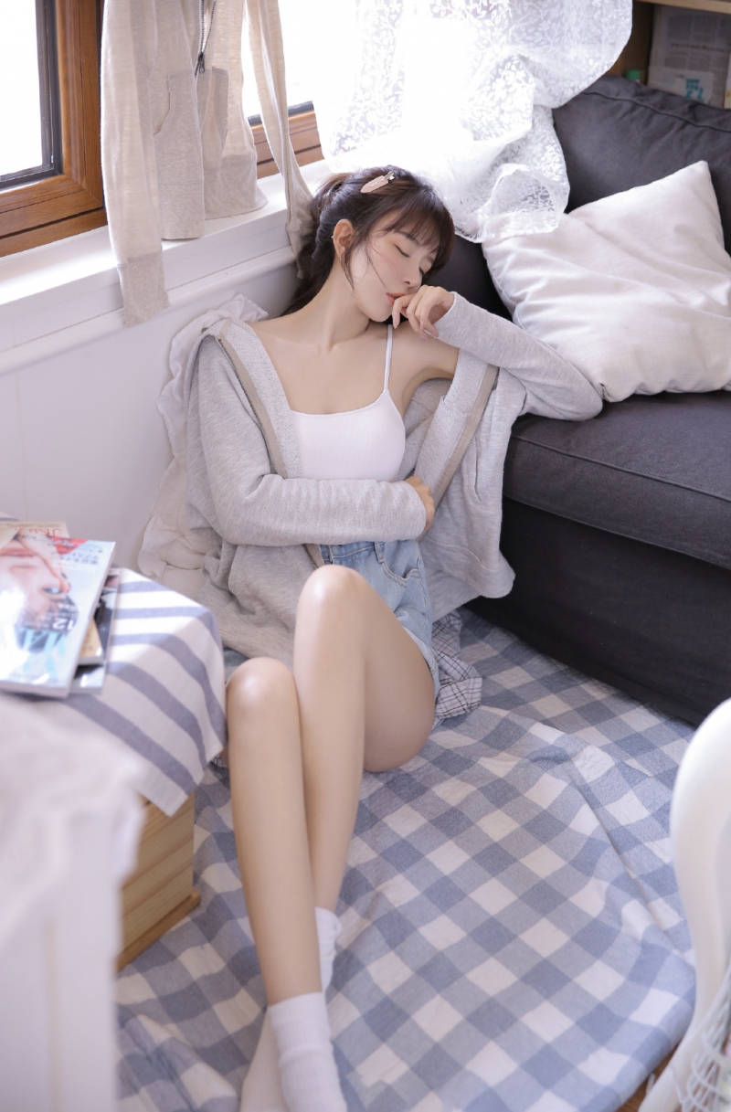 吊带香肩美女修长美腿居家写真  第2张
