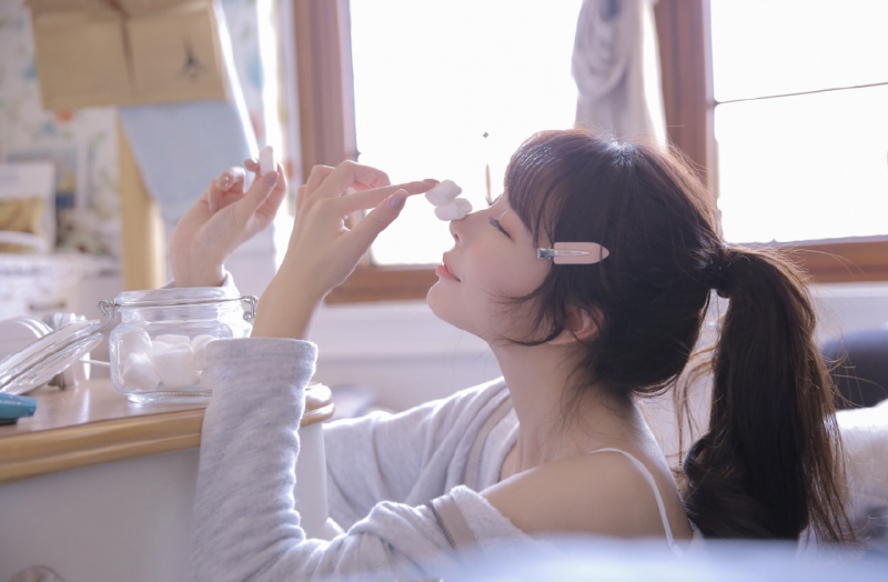 吊带香肩美女修长美腿居家写真  第5张