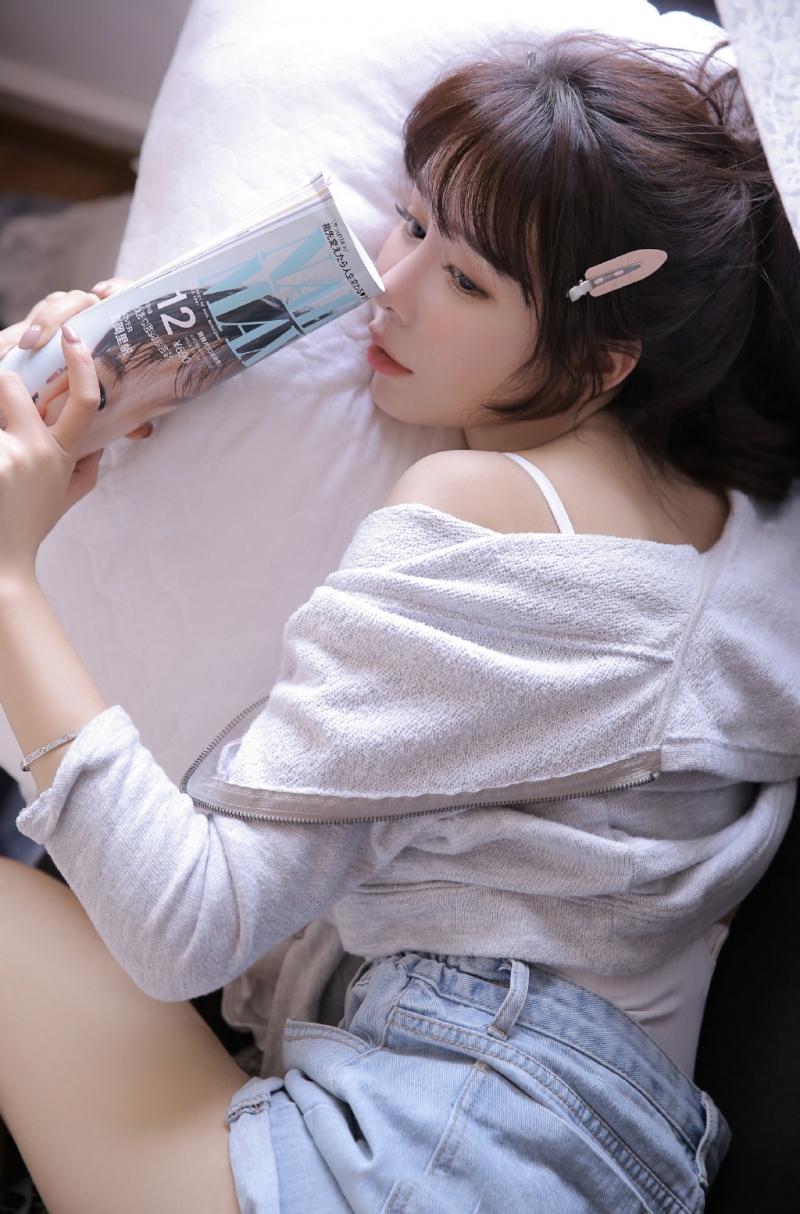 吊带香肩美女修长美腿居家写真  第9张