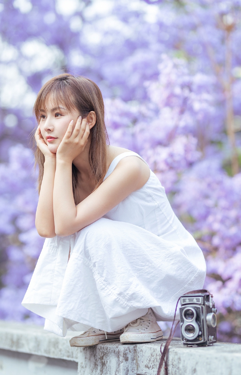 吊带白裙美女清新灵动户外写真  第1张