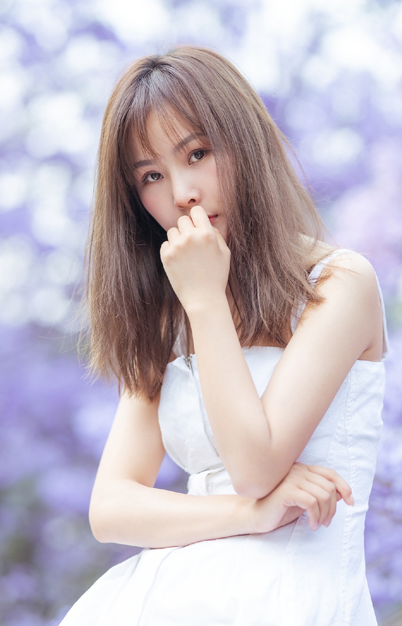 吊带白裙美女清新灵动户外写真  第3张