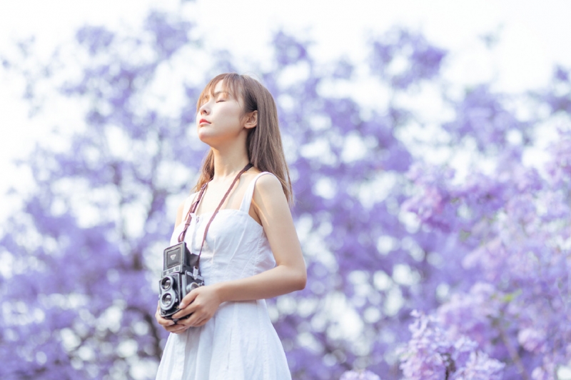 吊带白裙美女清新灵动户外写真  第4张
