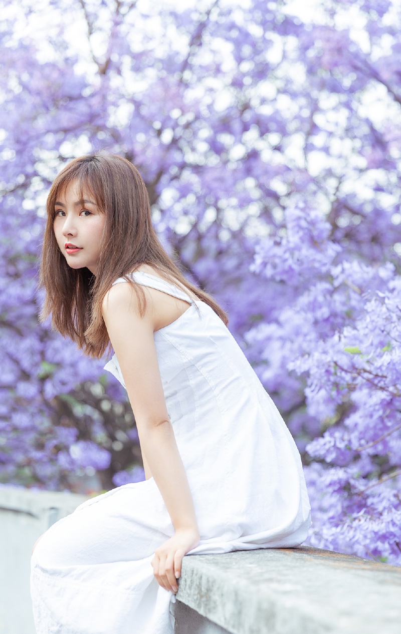 吊带白裙美女清新灵动户外写真  第5张