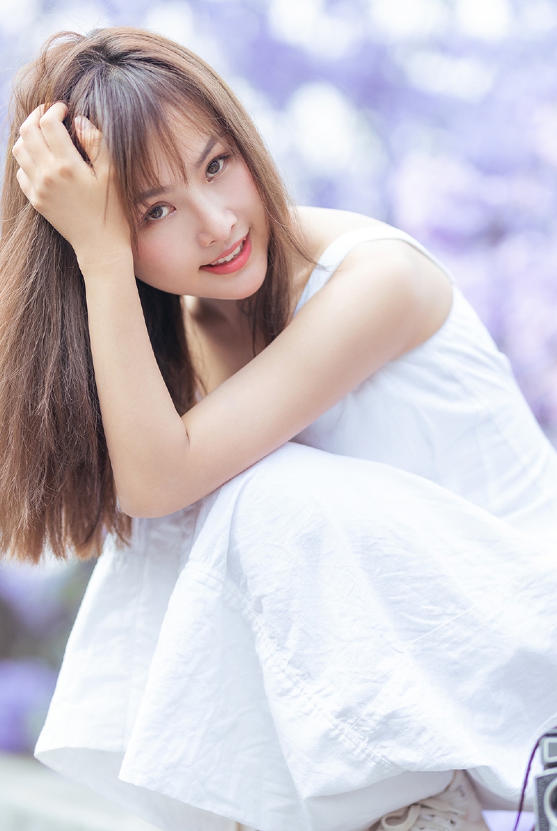 吊带白裙美女清新灵动户外写真  第6张
