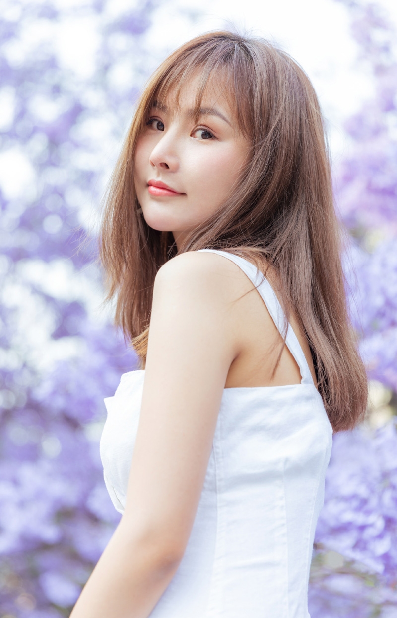 吊带白裙美女清新灵动户外写真  第7张