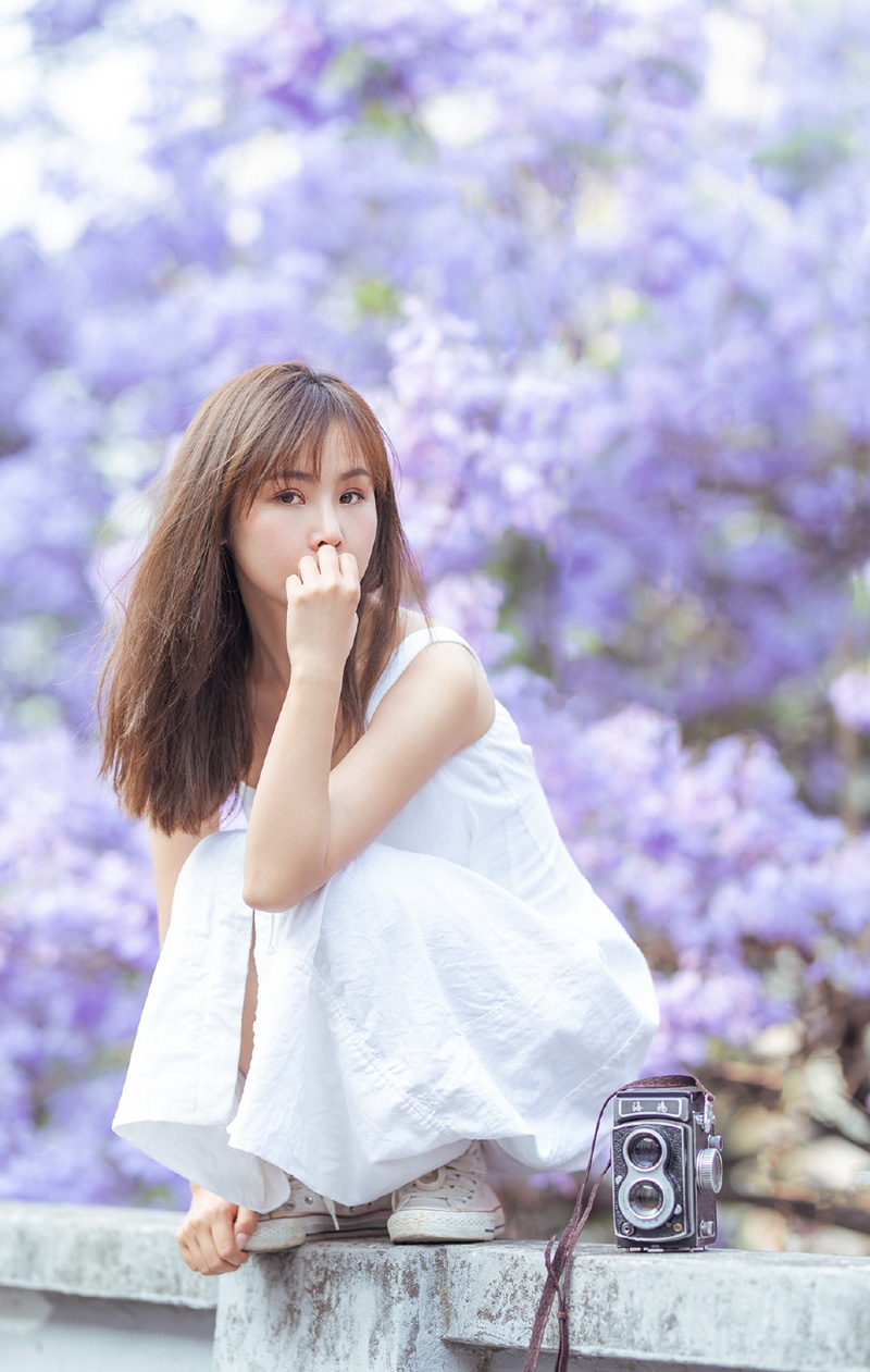 吊带白裙美女清新灵动户外写真  第8张