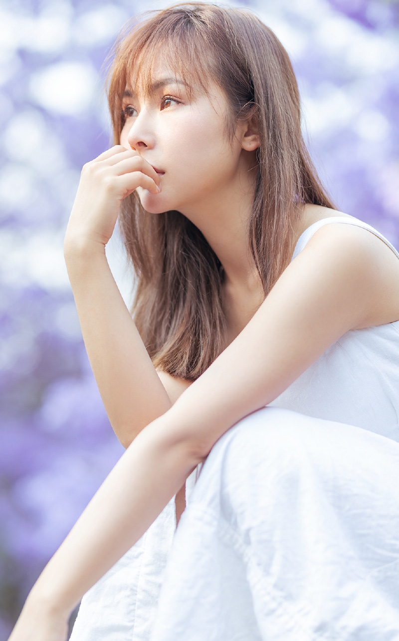 吊带白裙美女清新灵动户外写真  第9张