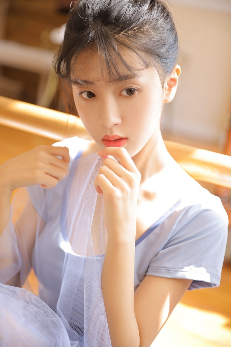 阳光下的舞蹈美女优雅动人写真  第2张