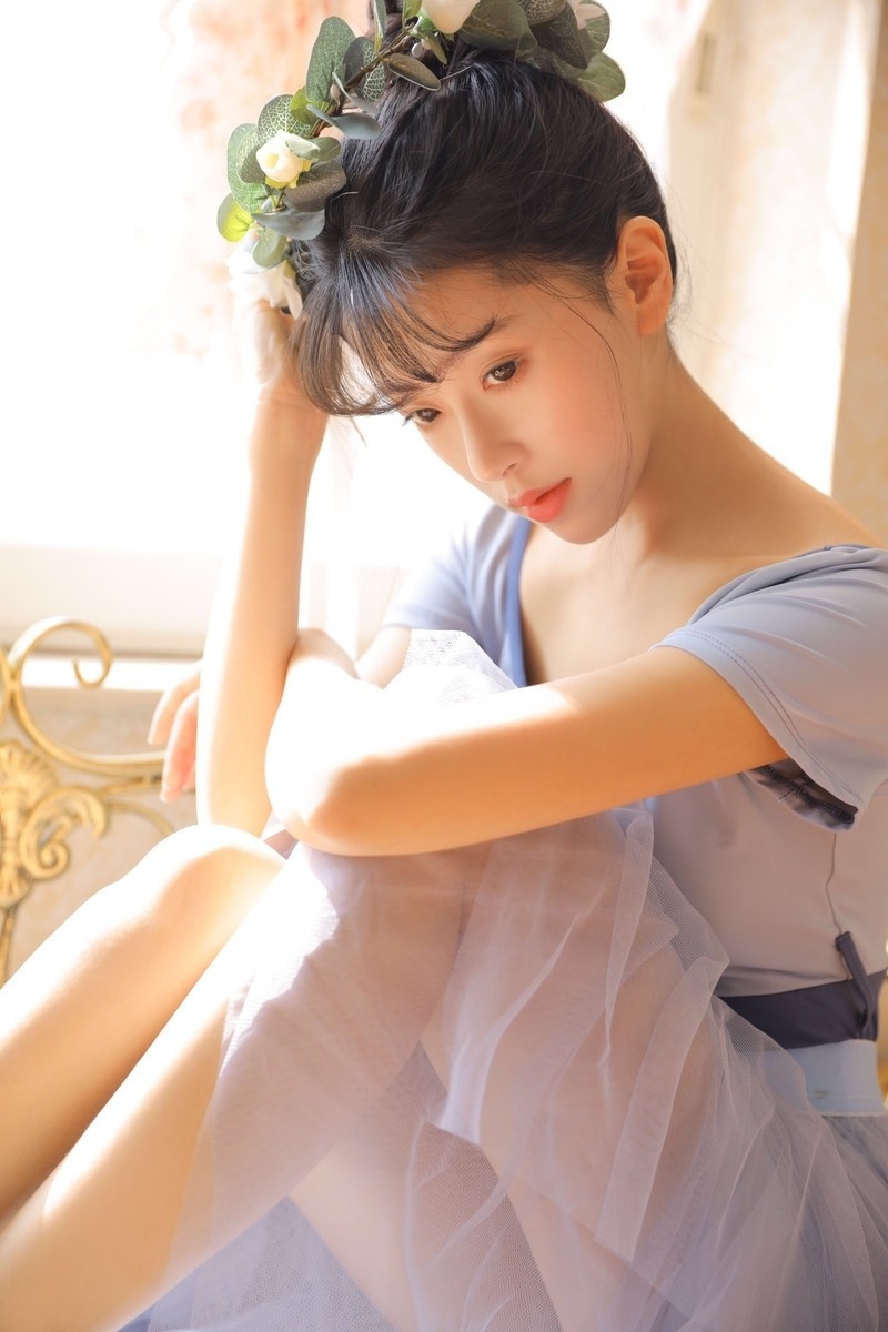 阳光下的舞蹈美女优雅动人写真  第3张