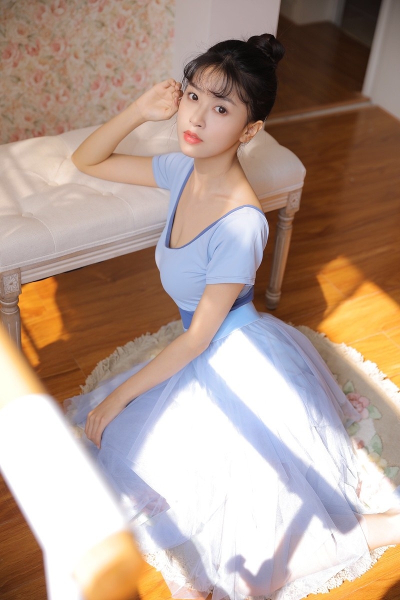 阳光下的舞蹈美女优雅动人写真  第4张