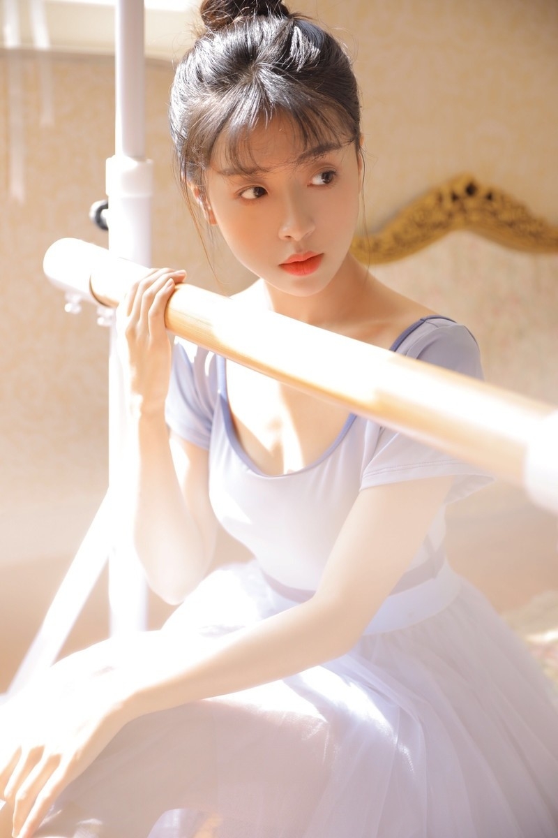 阳光下的舞蹈美女优雅动人写真  第5张