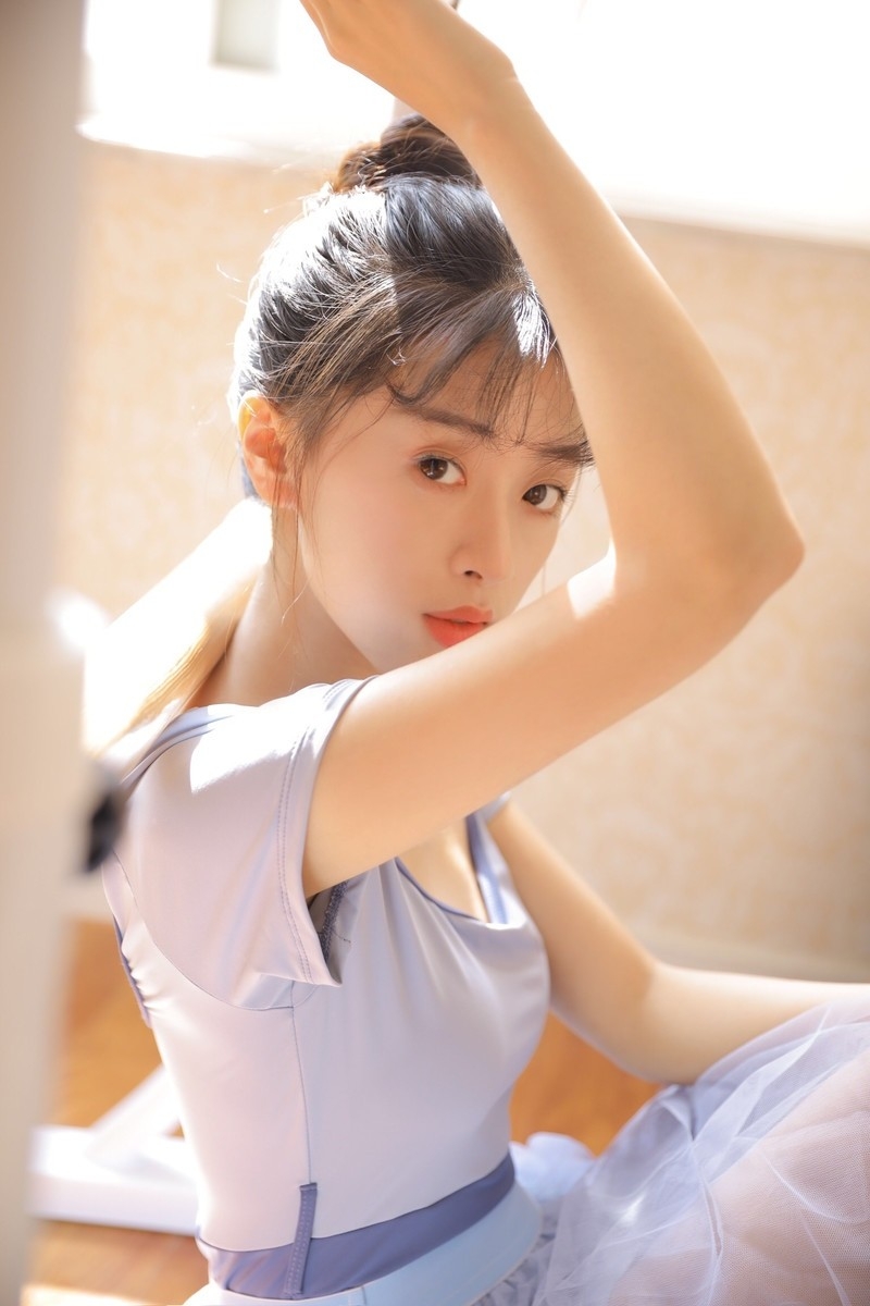 阳光下的舞蹈美女优雅动人写真  第7张