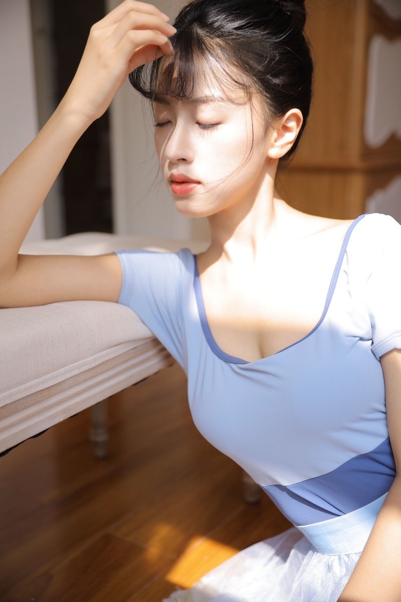 阳光下的舞蹈美女优雅动人写真  第9张