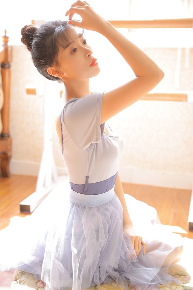 阳光下的舞蹈美女优雅动人写真  第10张