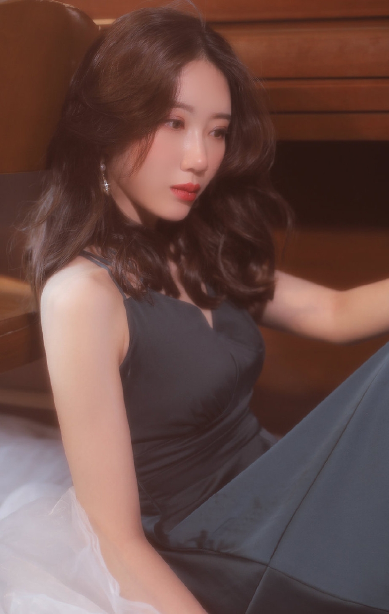 红唇美女御姐吊带露背长裙写真  第2张