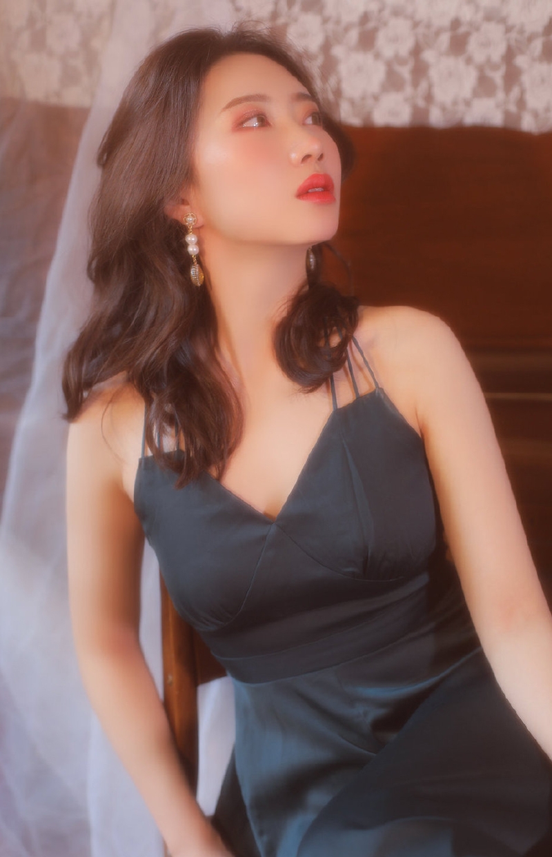 红唇美女御姐吊带露背长裙写真  第4张