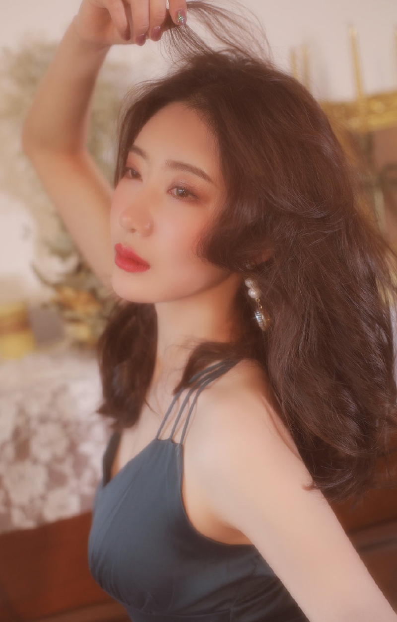 红唇美女御姐吊带露背长裙写真  第5张