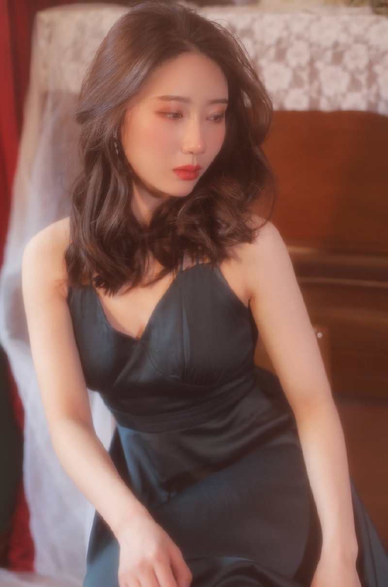 红唇美女御姐吊带露背长裙写真  第7张