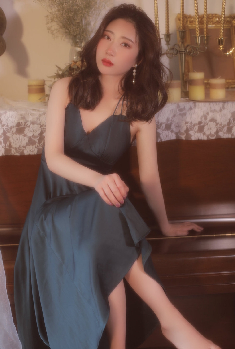 红唇美女御姐吊带露背长裙写真  第8张
