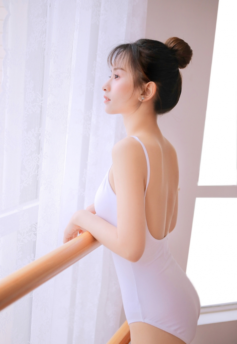 芭蕾舞美女吊带连体衣私房写真  第5张