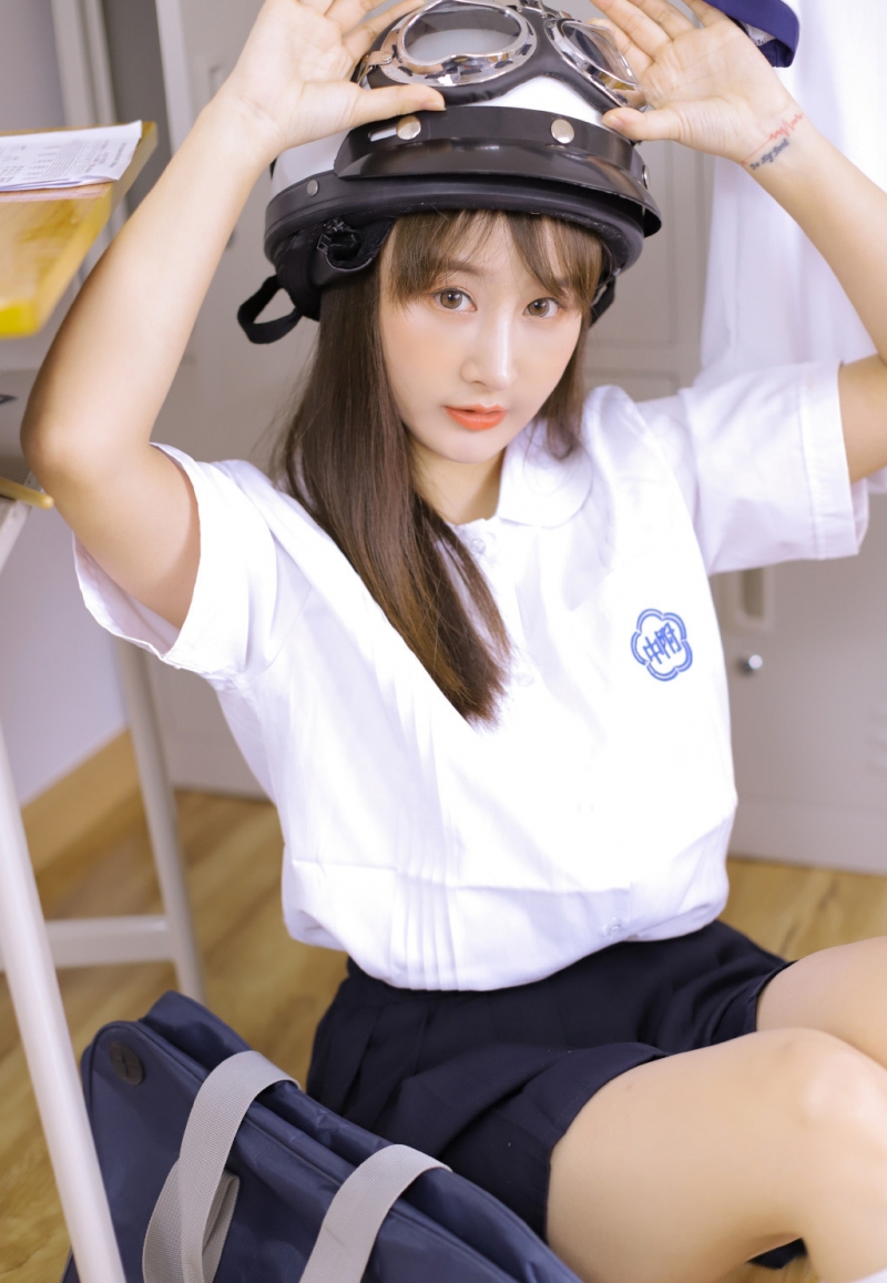 清纯美女校花学生制服教室写真  第2张