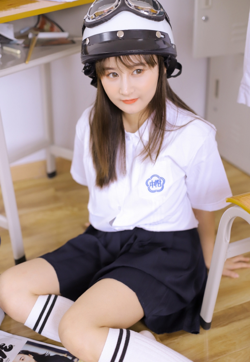 清纯美女校花学生制服教室写真  第3张