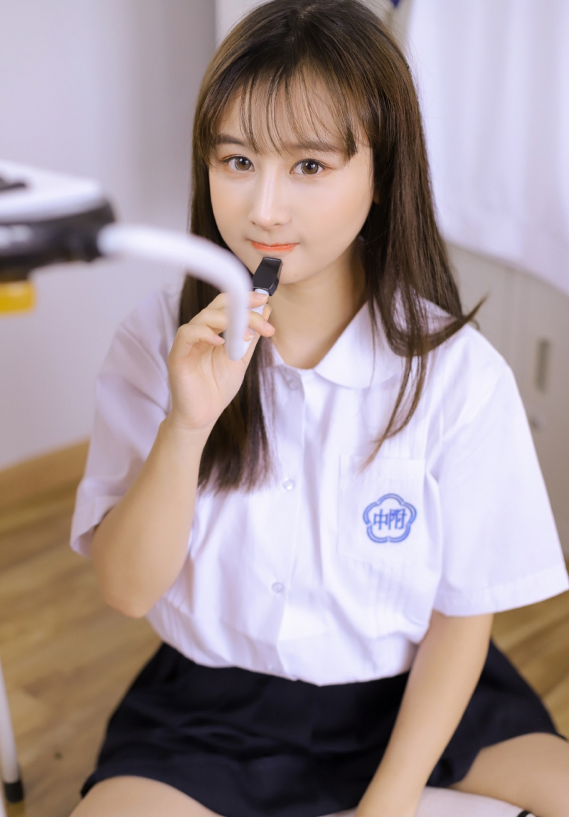 清纯美女校花学生制服教室写真  第4张