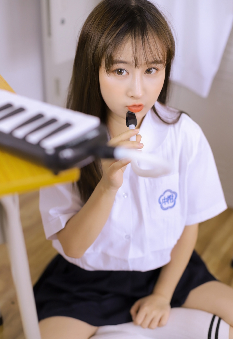 清纯美女校花学生制服教室写真  第5张