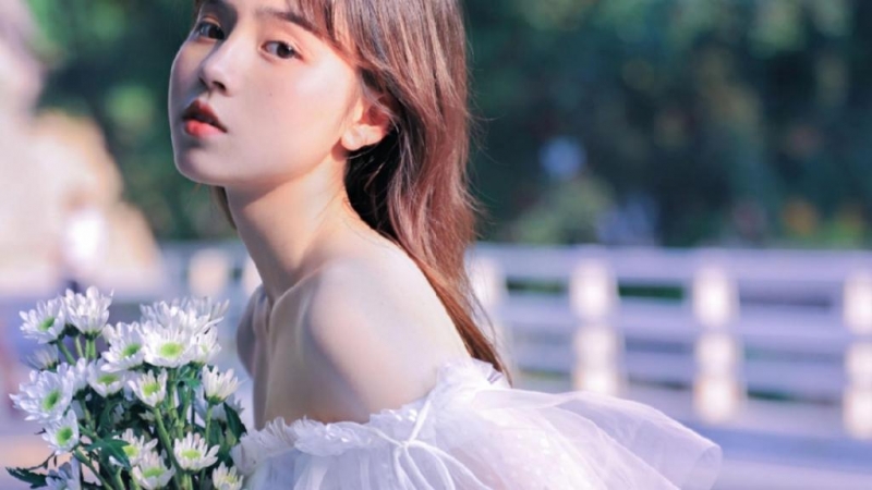 治愈系美女一字肩白裙户外写真  第1张