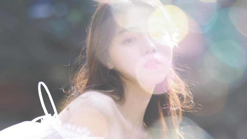 治愈系美女一字肩白裙户外写真  第2张
