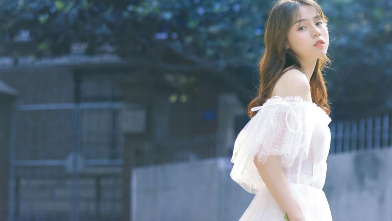 治愈系美女一字肩白裙户外写真  第5张
