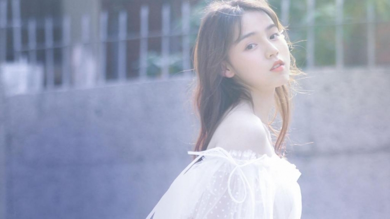 治愈系美女一字肩白裙户外写真  第6张