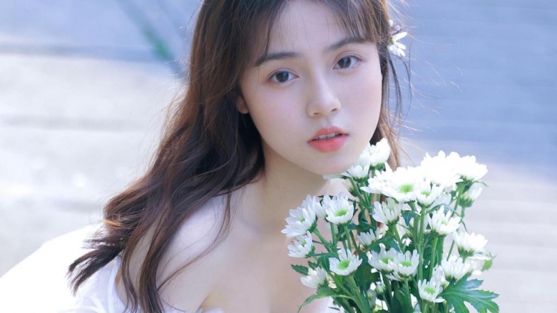 治愈系美女一字肩白裙户外写真  第7张