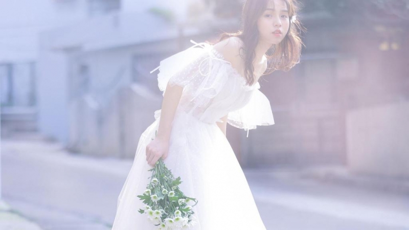 治愈系美女一字肩白裙户外写真  第8张