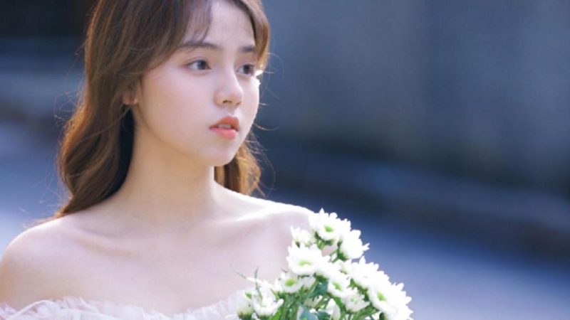 治愈系美女一字肩白裙户外写真  第9张