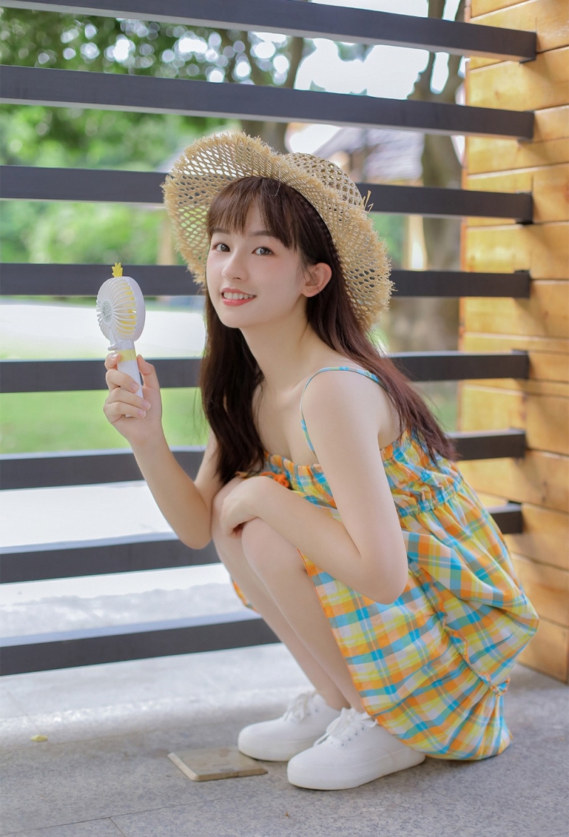 日系小清新美女吊带连衣裙写真  第3张