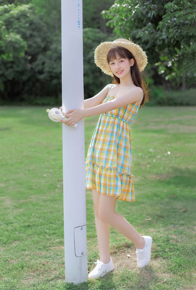 日系小清新美女吊带连衣裙写真  第5张