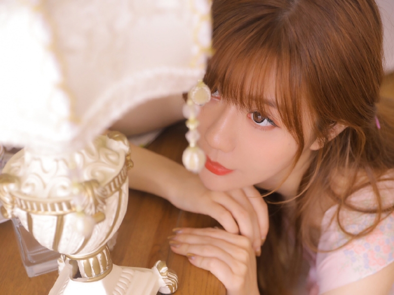 金发女郎吊带纱裙粉嫩肌肤写真  第5张