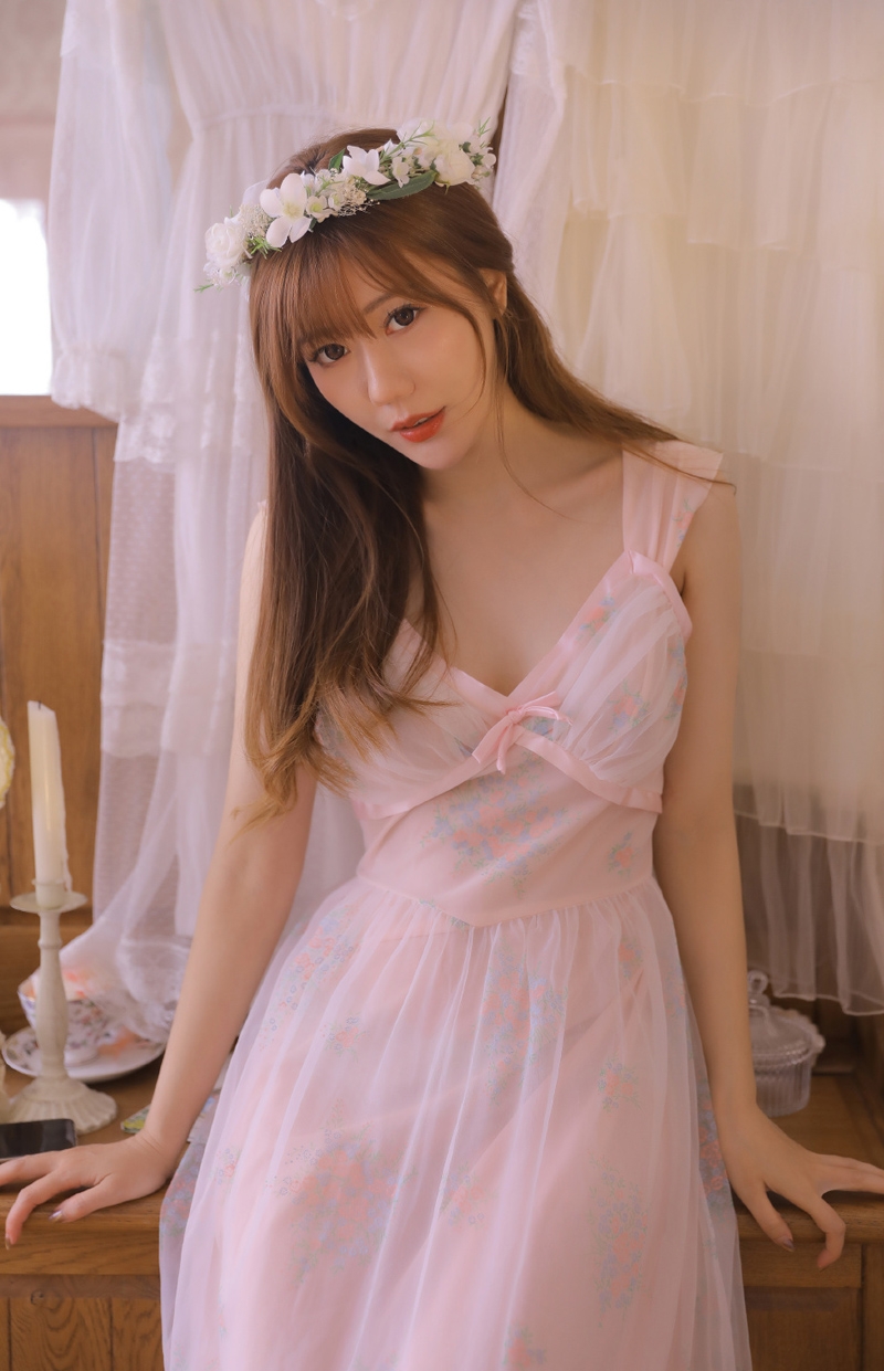 金发女郎吊带纱裙粉嫩肌肤写真  第6张