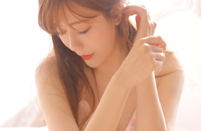 金发女郎吊带纱裙粉嫩肌肤写真  第8张