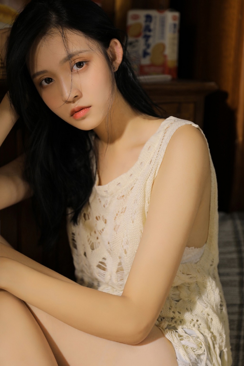长发美女牛仔热裤美腿玉足写真  第5张