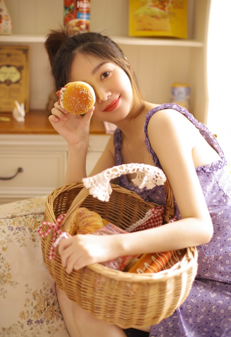 吊带碎花裙美女光滑牛奶肌写真  第6张